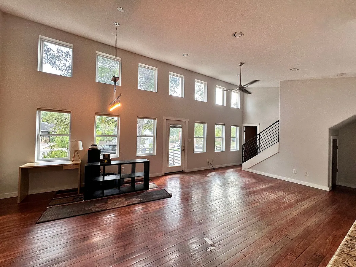 Building Photo - 400 E 33rd St #1
