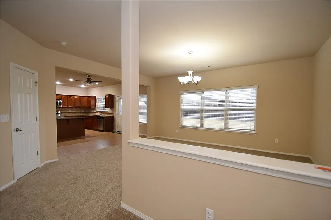 4 bed, 2.5 bath, 2793 sqft, $2,400 — Photo 4