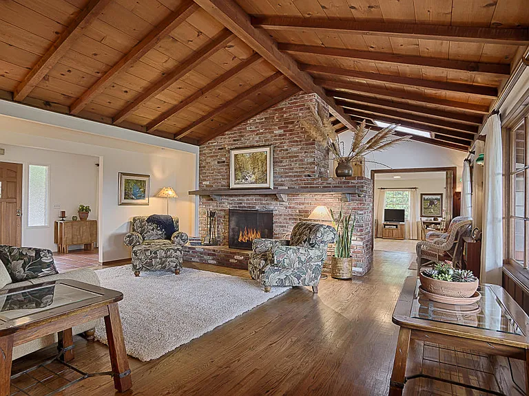 556 Scenic Dr — Photo 1