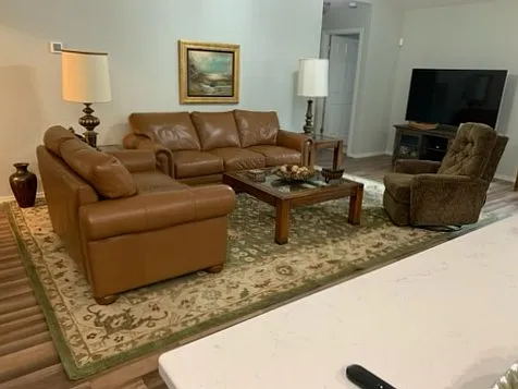 4 bed, 1843 sqft, $2,500 — Photo 2