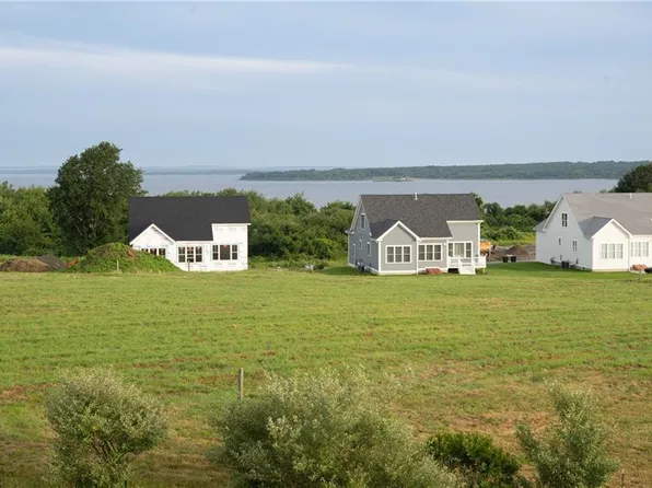 25 Bunker Hill Xing, Portsmouth, RI 02871