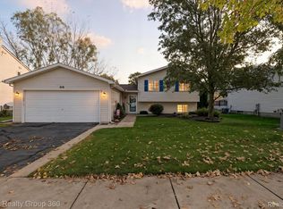 618 Bluebird Ln, Pinckney, MI