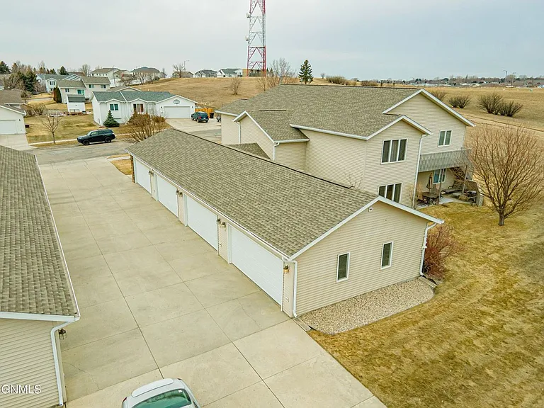 832 Lambton Ave — Photo 7
