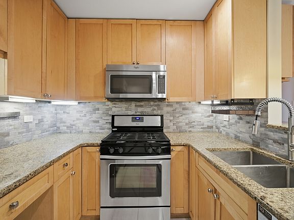 5th image of 6060 N Ridge Ave APT 4E