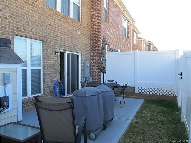 15634 Canmore St — Photo 3