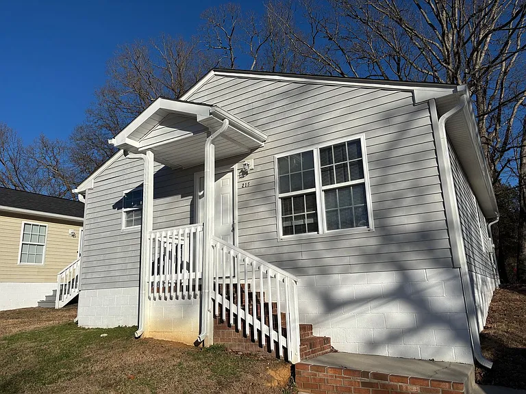 215 Paramount St — Photo 1
