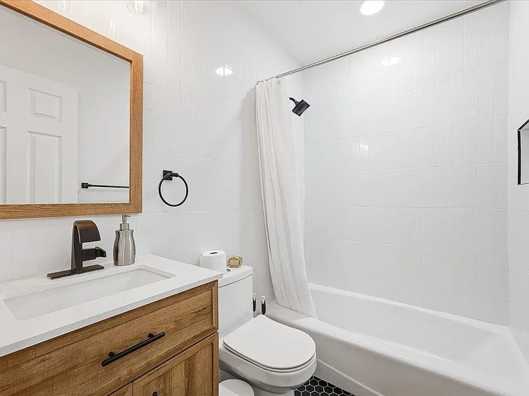 1110 Clinton St #16 — Photo 15