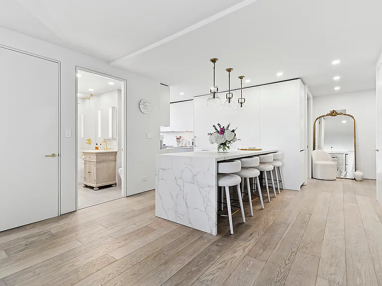 117 E 57th St #22H — Photo 7