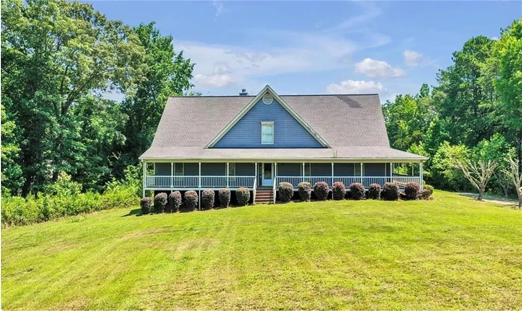 4 bed, 2.5 bath, 5781 sqft, $3,000 — Photo 1