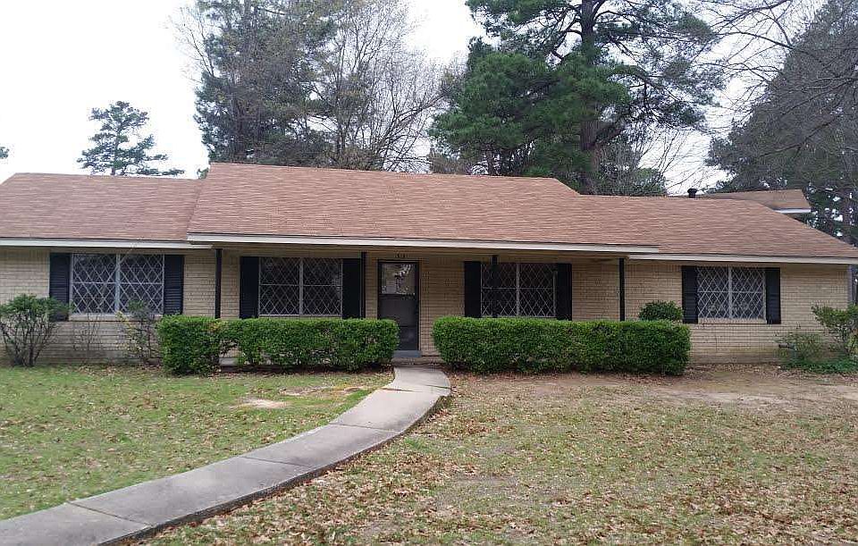 1st image of 32 Tulip Dr