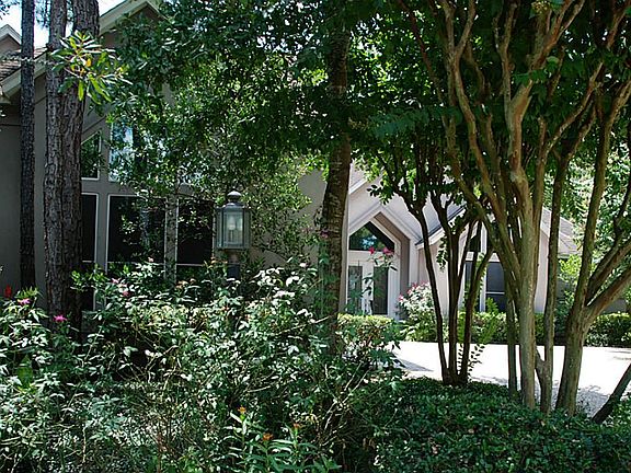 Lush Gardens welcome you home!