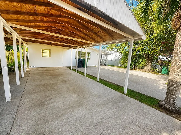 821 SW 2nd St — Photo 3