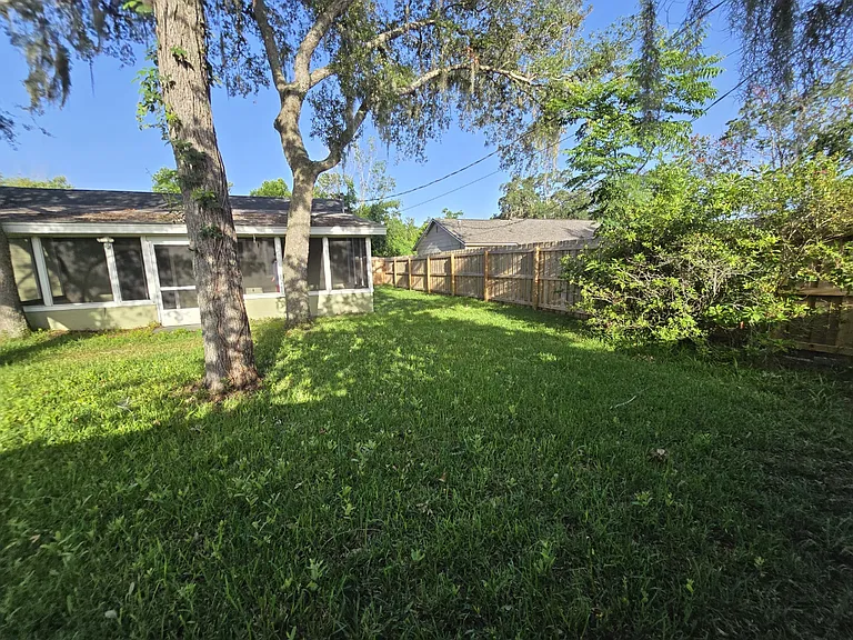 1545 Maxwell Ln — Photo 11