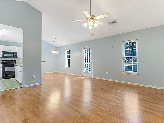 5th image of 144 Hurst Ave