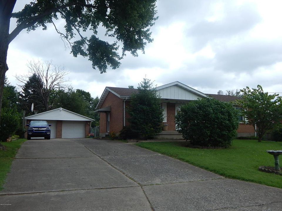 Front Showing Garage & Driveway