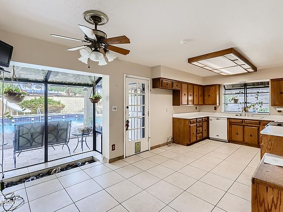5th image of 112 W Moon Valley Dr