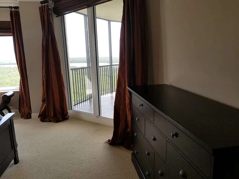 Master bedroom w sliding glass door to lenai