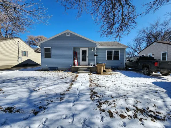 608 12th St NW, Minot, ND 58703