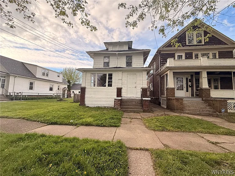 2020 Forest Ave — Photo 2
