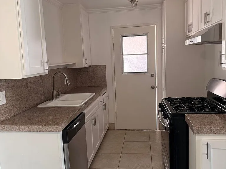 233 S Juanita Ave #1 — Photo 4
