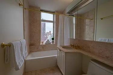 Rented by New York Casas Ltd.