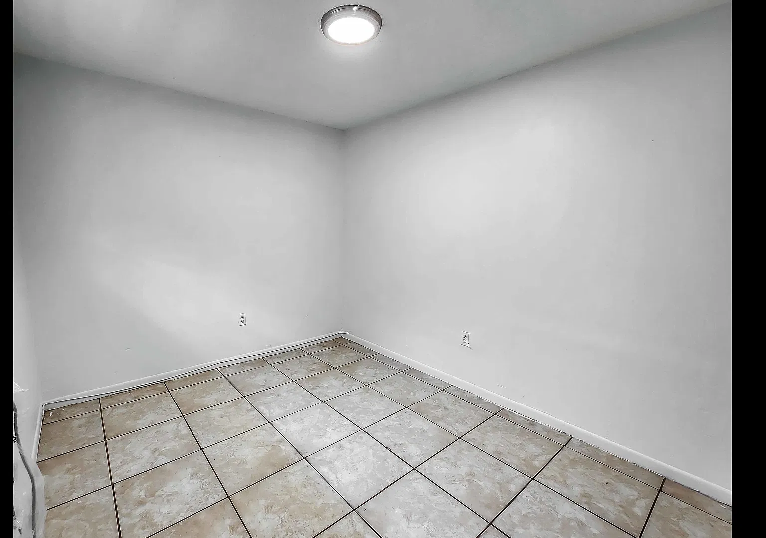 76 SW 8th Ave — Photo 4