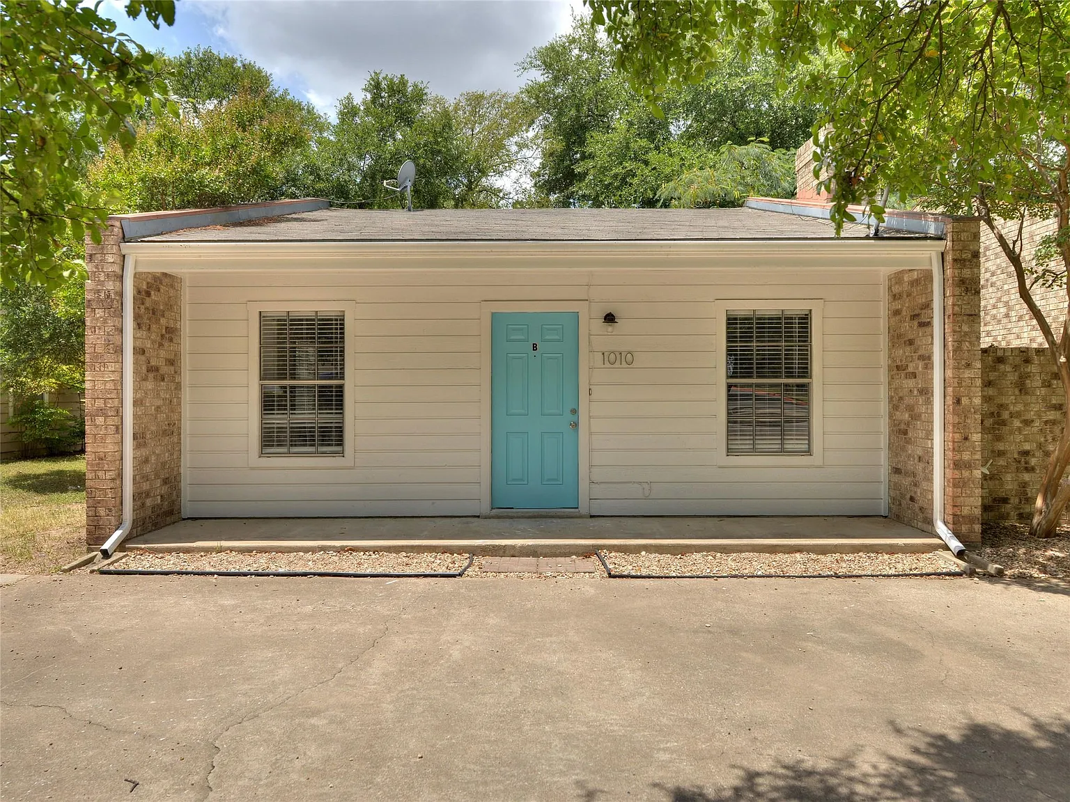 2 bed, 1.0 bath, 900 sqft, $1,395 — Photo 1