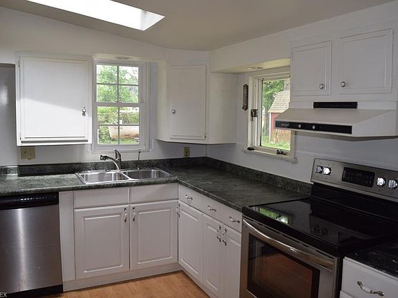 3rd image of 19 Wrenwood Dr