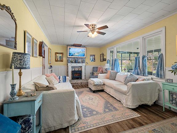 3rd image of 207 High Hill Dr