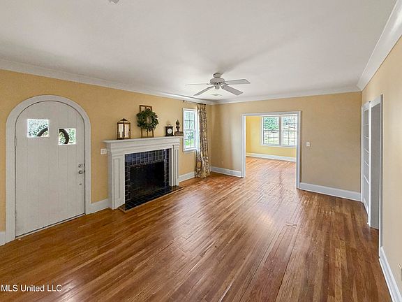 4th image of 220 N Pearl St