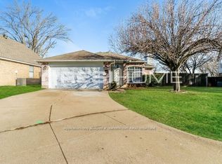 703 Meadowdale Rd, Arlington, TX 76017