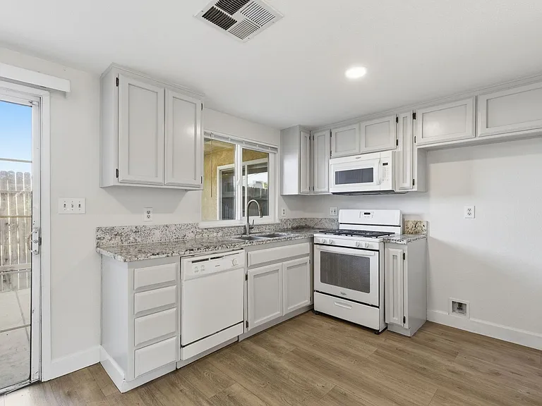 817 Quail Ln #14 — Photo 6