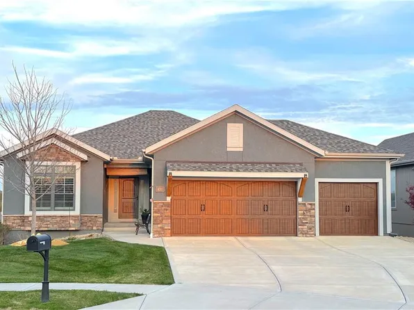 8311 Pickering St, Shawnee, KS 66227