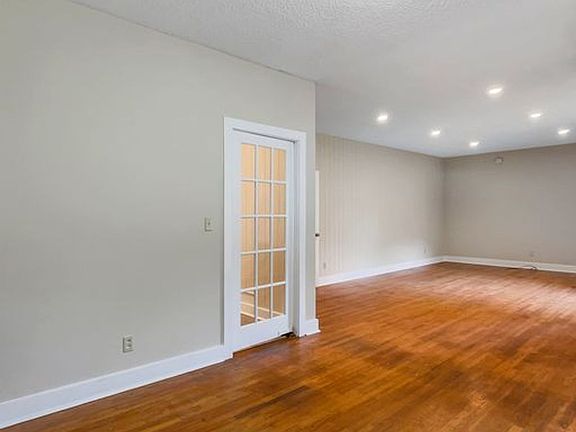3rd image of 9 Hickory Hl
