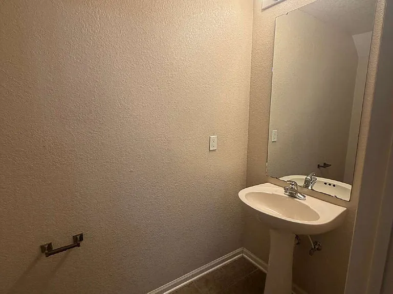 806 Baldwin Rowe Cir #1 — Photo 24