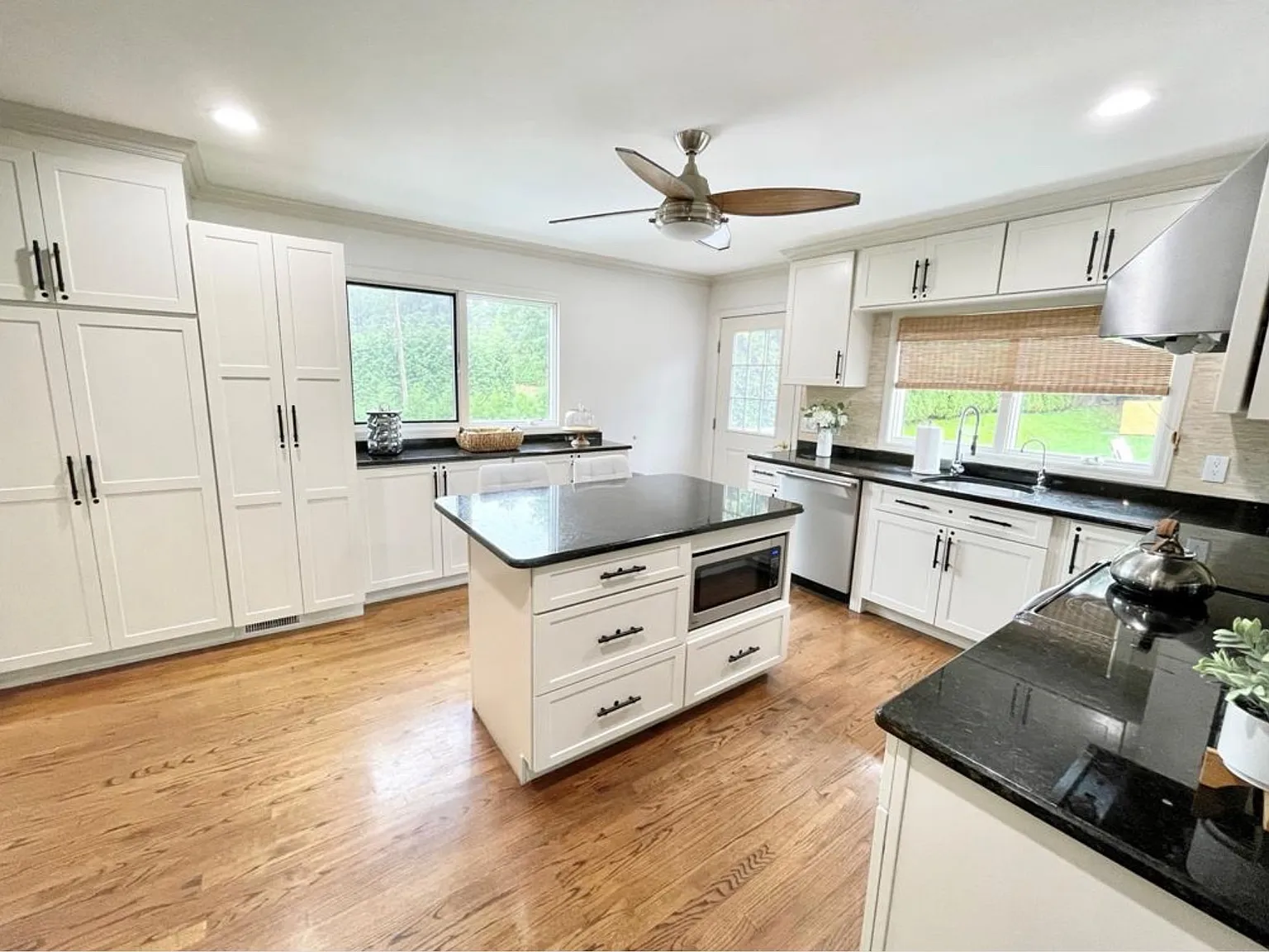 Luxurious Renovated, 5 Bedroom, 5 Bath, Colonial,In-ground Pool — Photo 2