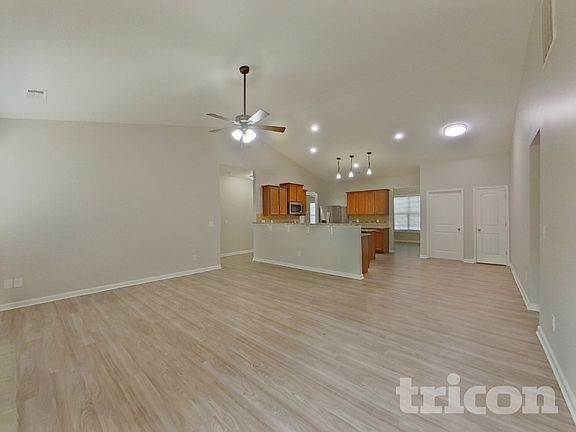 4th image of 404 Plamondon Dr