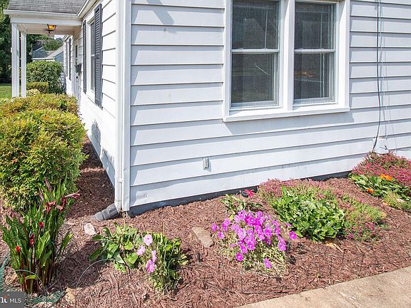 3rd image of 3143 Headrow Ln