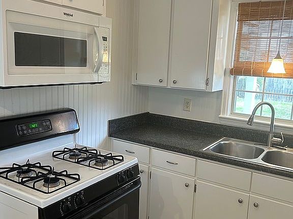 5th image of 608 Sheppard Dr