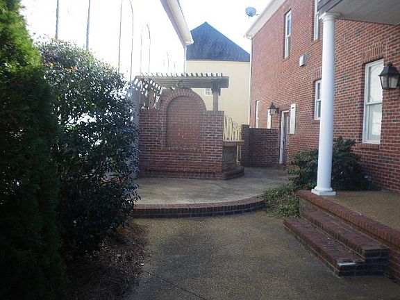 3rd image of 627 Bickerstaff Ln