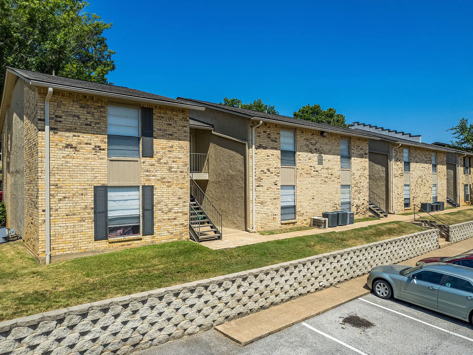 Oak Hollow Apartments — Photo 4