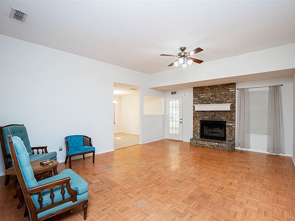 4th image of 5221 N Wood Ln