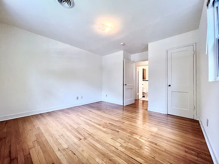 Lindley Park Manor — Photo 20