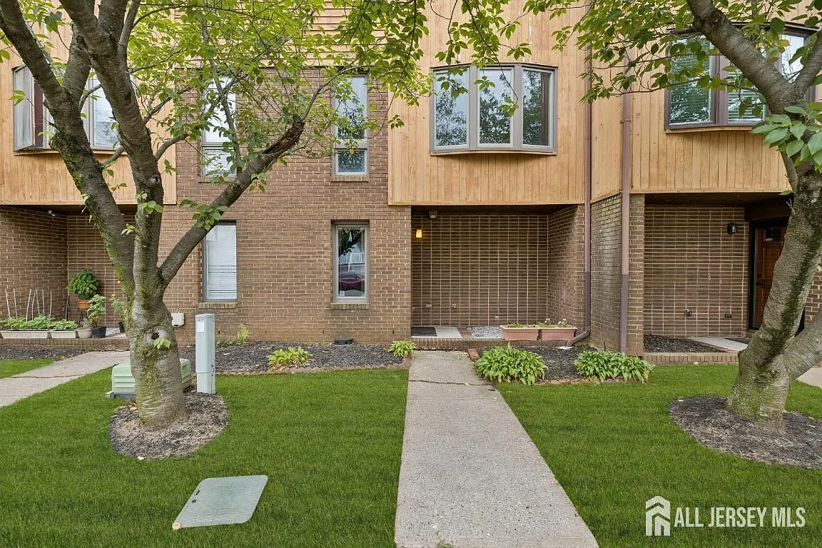 1 bed, 1.5 bath, $800 — Photo 1