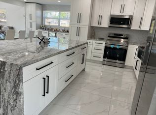 1000 NE 179th St, North Miami Beach, FL 33162