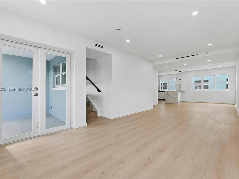 824 SE 12th Ct #850 — Photo 10