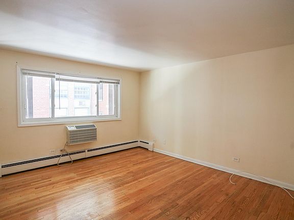 4th image of 528 W Wellington Ave APT 306