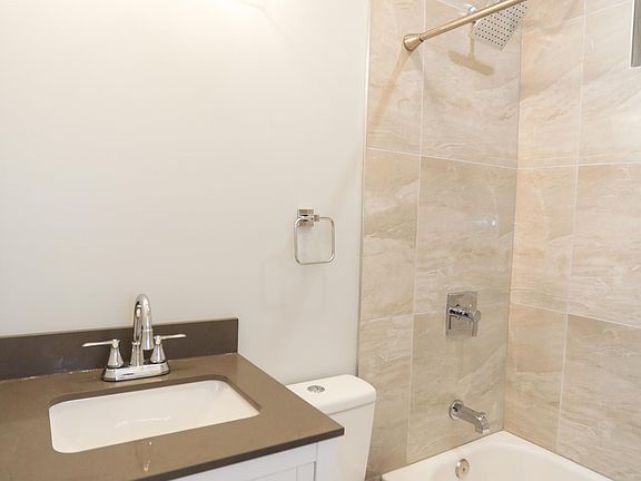 2nd image of 841 W Cornelia Ave APT 3N