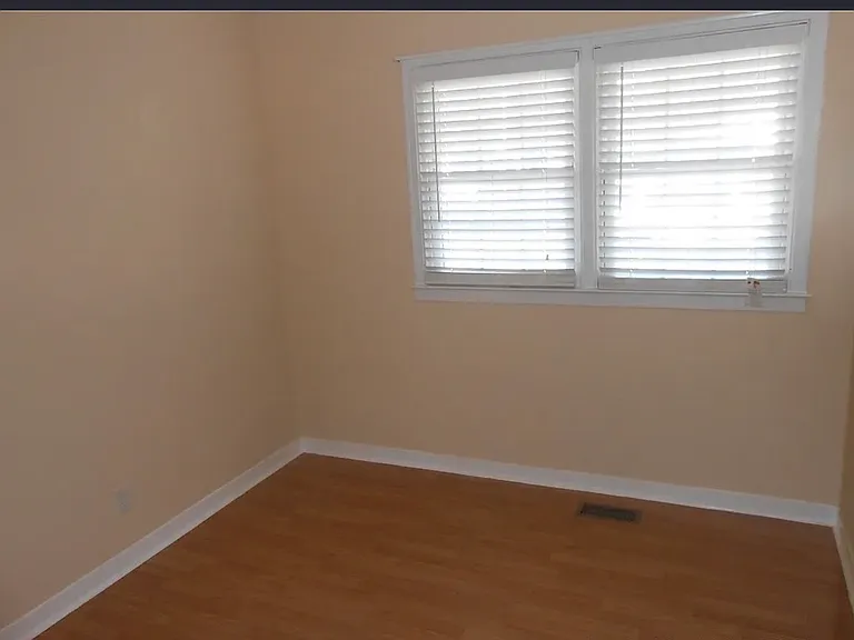 1402 Vance Dr — Photo 2