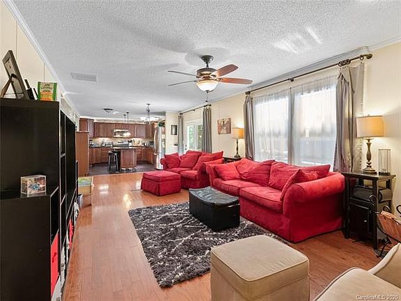 5th image of 138 Woodview Dr